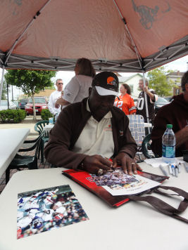 Leroy Kelly signing photos and a carry bag for me